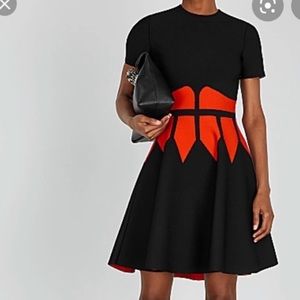 ALEXANDER MCQUEEN
Size: M
Description
Alexander McQueen A-Line Dress